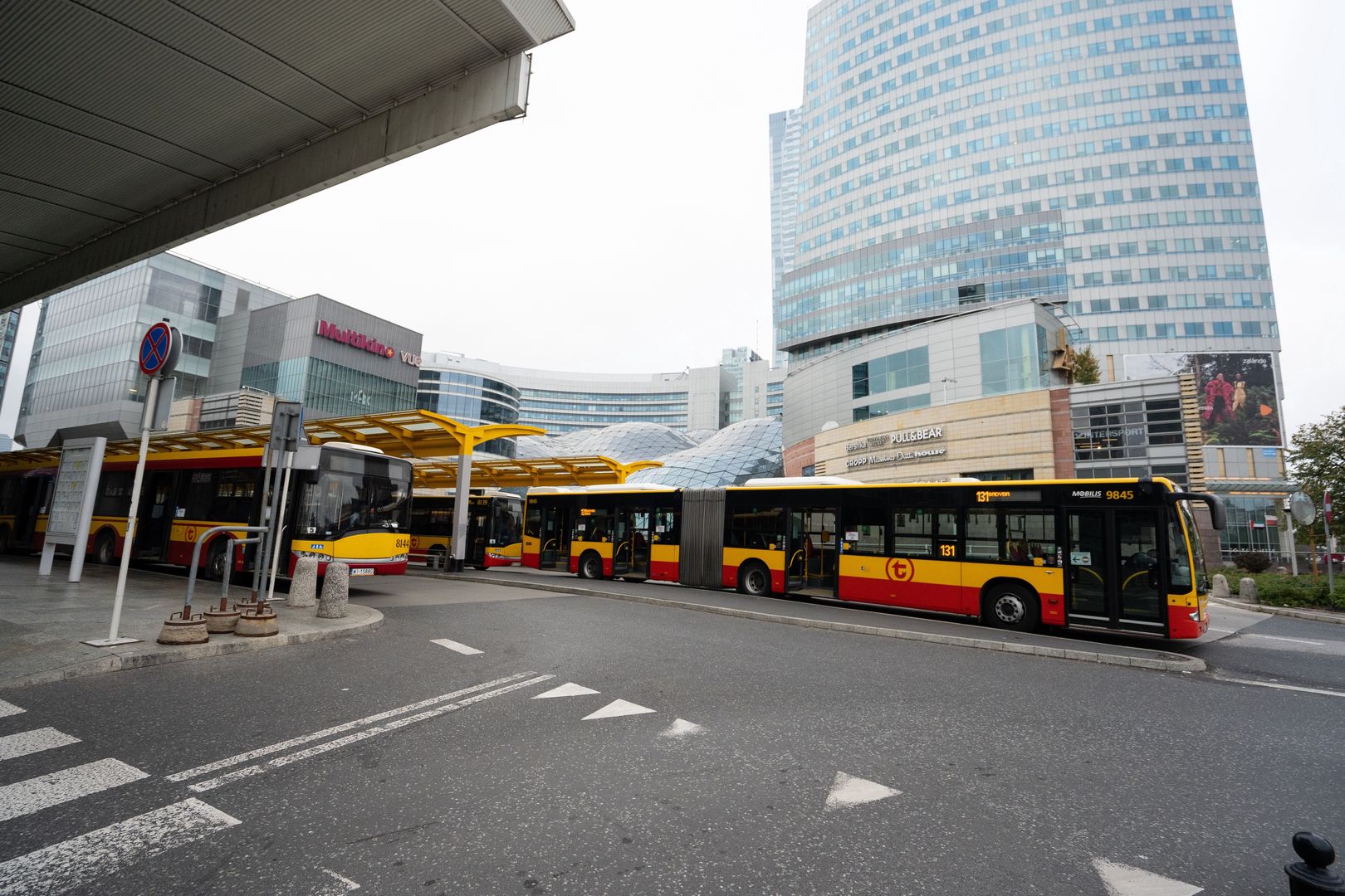 Na warszawskich autobusach pojawiły się flagi. Dlaczego?