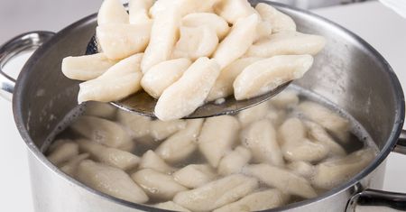 Dodaj do ciasta na kopytka. Będą miękkie i delikatne, ale nie rozpadną się