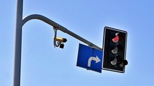 Na skrzyżowaniu toruńskiej średnicówki z ul. Chrobrego przewrócił się słup