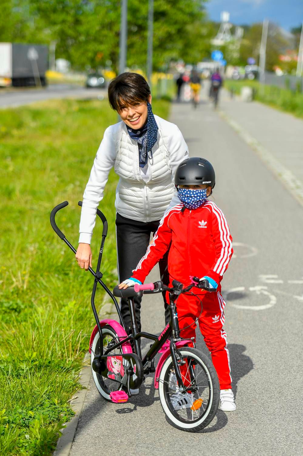 Dorota Gardias uczy Hanię jeździć rowerem