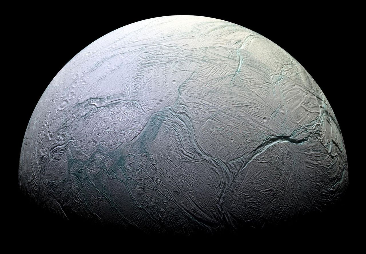 Powierzchnia Enceladusa, zarejestrowana 9 października 2008 roku, charakteryzuje się mozaikowatą strukturą. Kratery oraz ogólna faktura księżyca jest rzadko widoczna w tym jego regionie. Wskazują one na występowanie tam ruchów tektonicznych.
