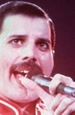 Daniel Radcliffe jako Freddie Mercury