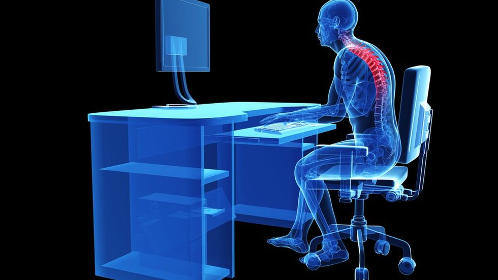 Koniec z bólem pleców od siedzenia przy komputerze. Lekarz wyjaśnia 1