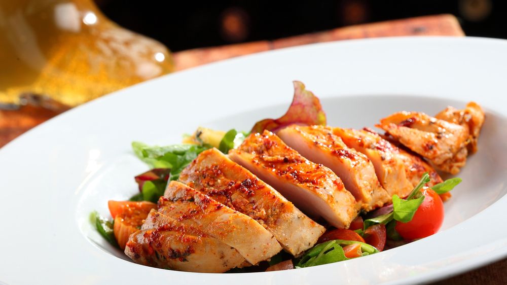 Pieczona pierś z kurczaka (mięso i skóra)