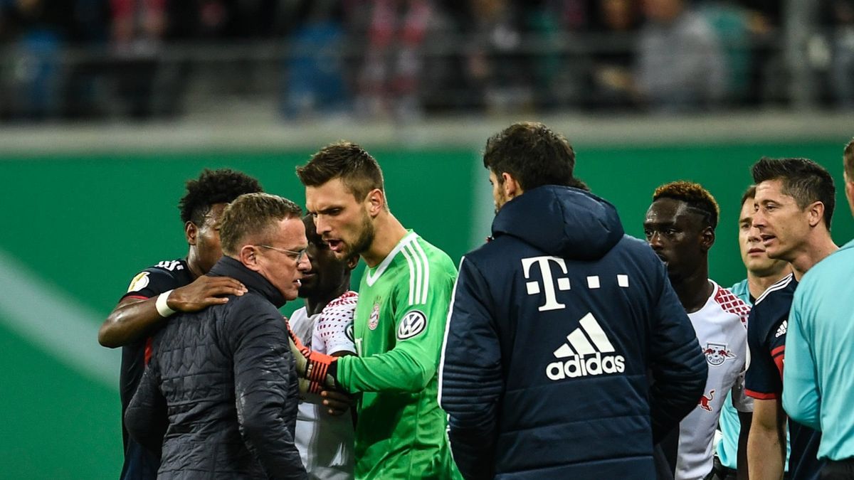 Ralf Rangnick, którego uspokaja bramkarz Bayernu Sven Ulreich