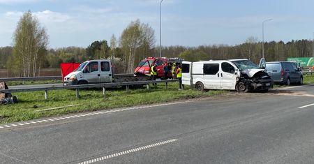 Wypadek na A2 na wschód od Warszawy. Auta poruszają się bardzo wolno