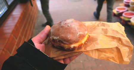 Zjadł 10 pączków w niespełna 5 minut. Zwyciężył w poznańskim konkursie