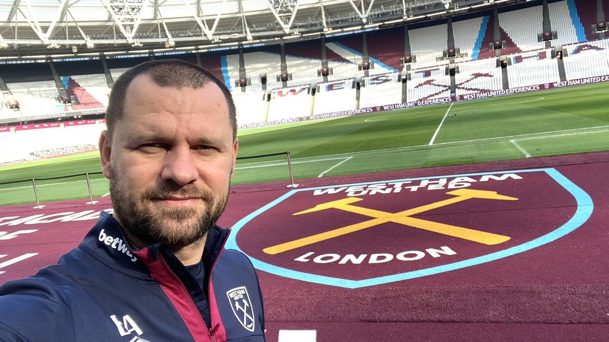 Bartosz Andryszak na stadionie West Hamu United