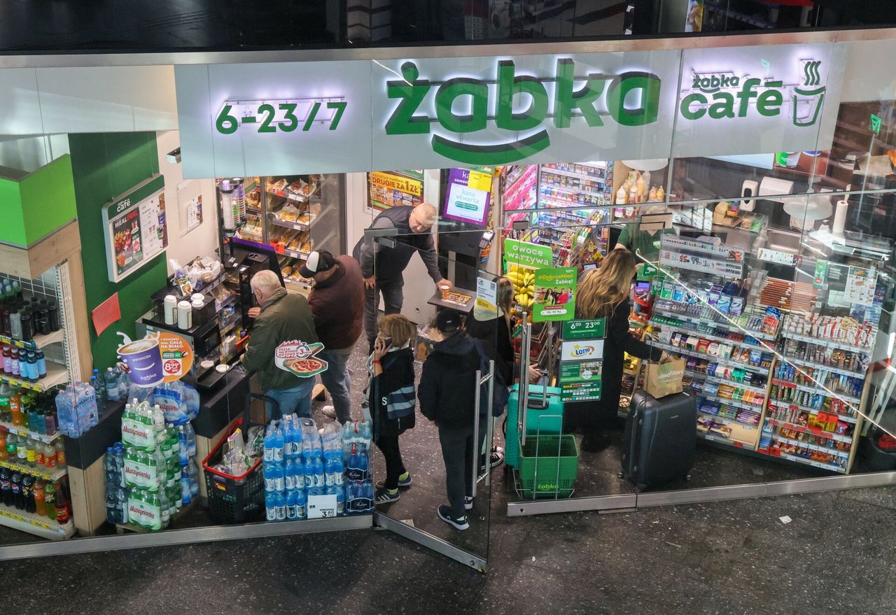 "Wszystko robimy w biegu". Pracownicy Żabki nie wiedzą, w co ręce włożyć