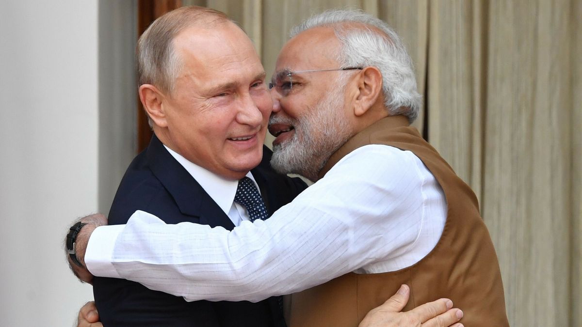 W?adimir Putin z wizyt? w Indiach
Indian Prime Minister Narendra Modi (R) welcomes Russian President Vladimir Putin prior to their meeting at Hyderabad House in New Delhi on October 5, 2018. (Photo by Yuri KADOBNOV / POOL / AFP)
YURI KADOBNOV