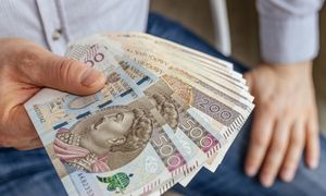 Tak minął dzień: nowe dane o zarobkach i przemyśle, odszkodowania dla klientów Pekao