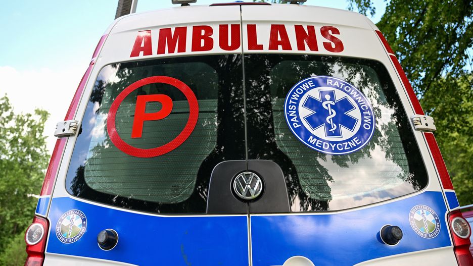 ambulansSolina, 17.06.2024. Ambulans dla Grupy Bieszczadzkiej GOPR przekazany na briefingu prasowym po wyjazdowym posiedzeniu Wojew�dzkiego Zespo�u Zarz�dzania Kryzysowego nt. bezpiecze�stwa podczas letniego wypoczynku w woj. podkarpackim, 17 bm. przed budynkiem Centrum Energii Odnawialnej Elektrowni Wodnej w Solinie.   (ad) PAP/Darek DelmanowiczDarek Delmanowiczambulans, G�rskie Ochotnicze Pogotowie Ratunkowe, Grupa Bieszczadzka GOPR, wojew�dzki zesp�, zarz�dzanie kryzysowe, brieging briefingu, przekazanie przekazania, solnej