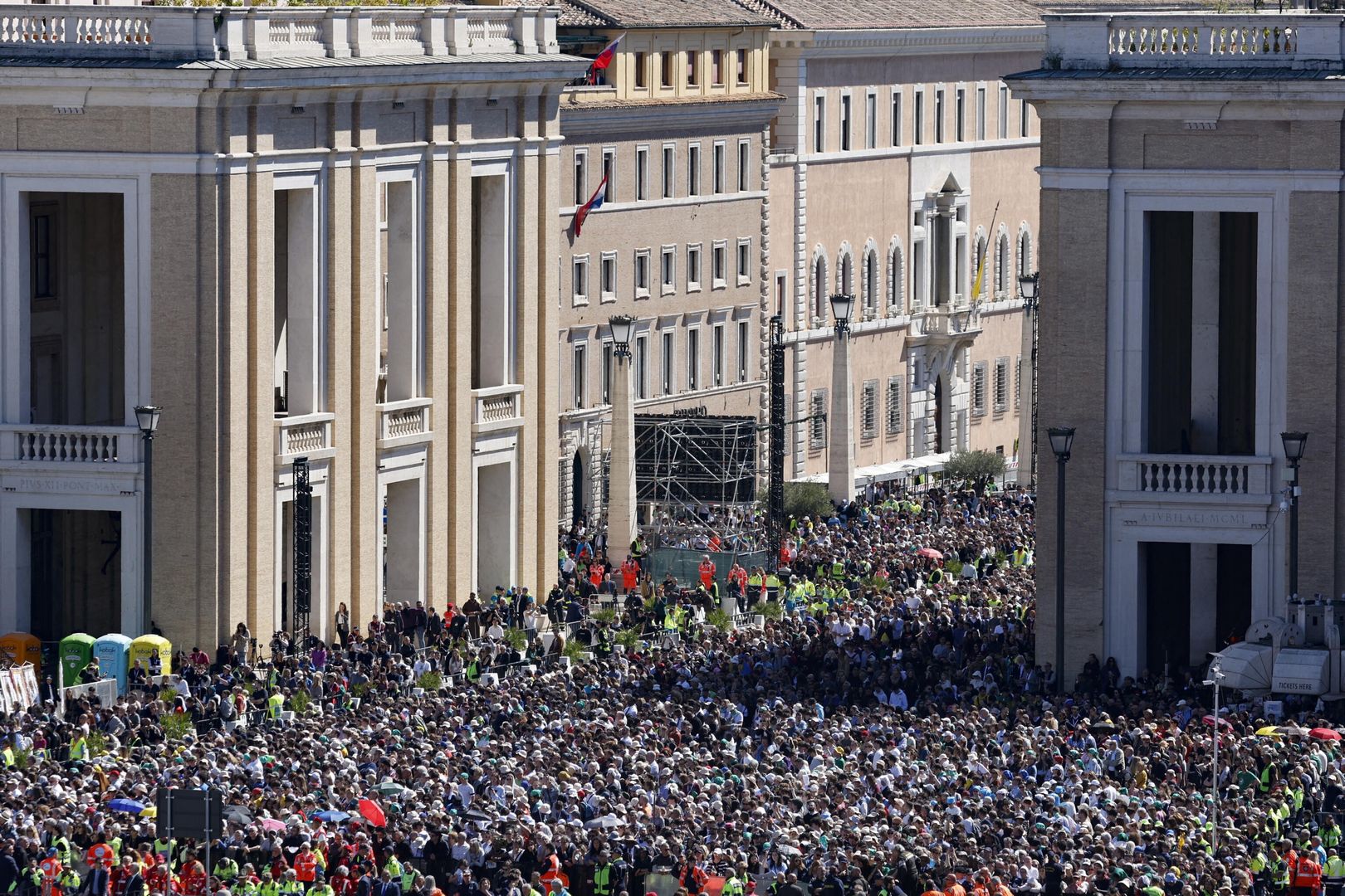 Tłumy wiernych na pogrzebie papieża Franciszka w Watykanie. Zaczęło się