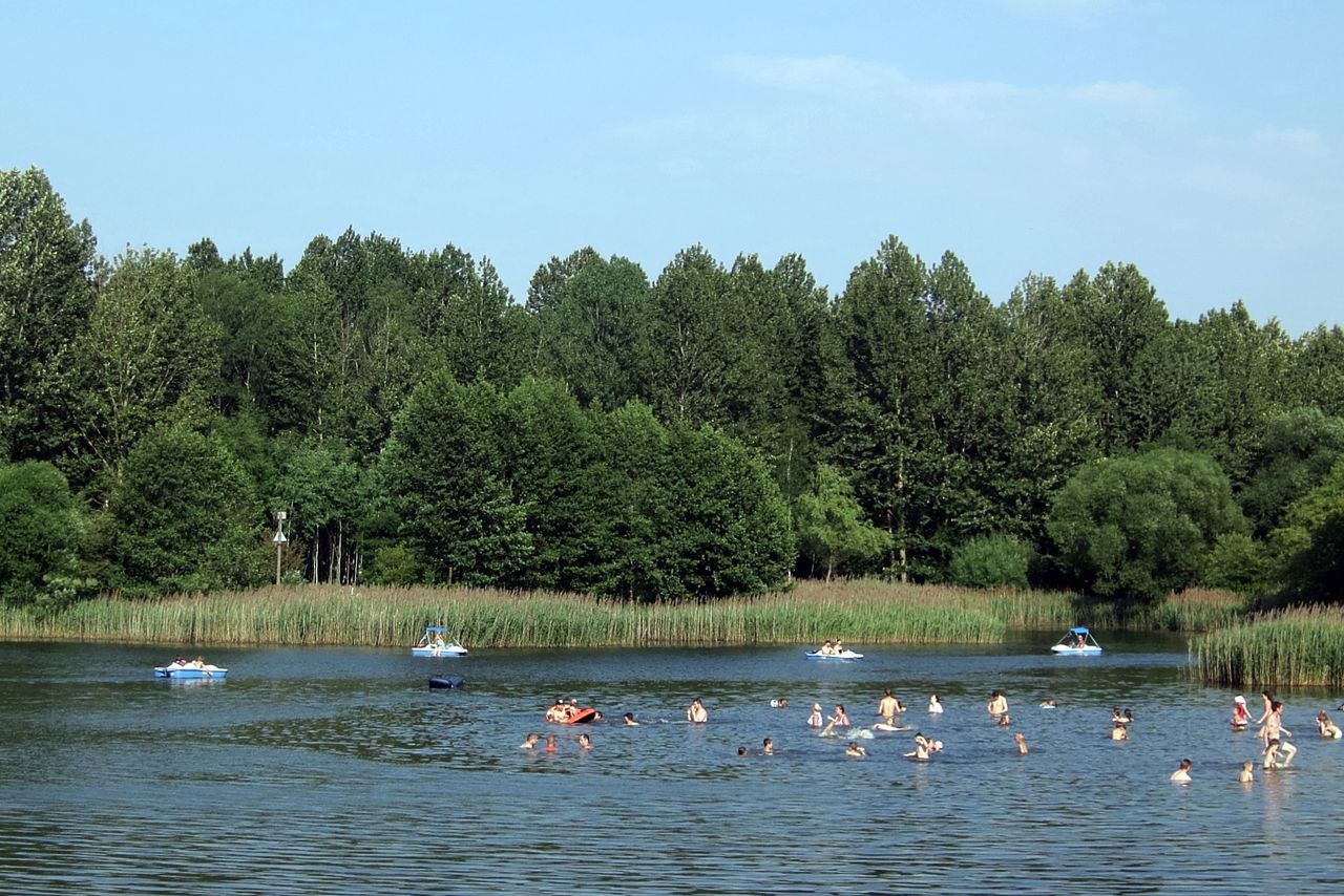 Zniknęły pod taflą wody. Mężczyzna rzucił się na ratunek