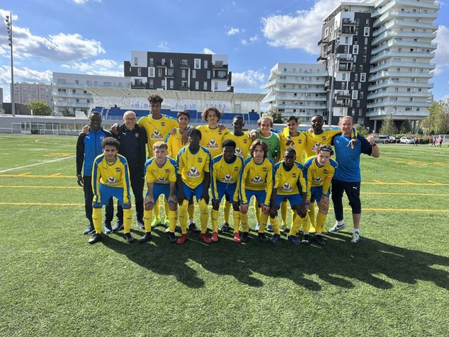 Piotr Wojtyna (drugi z lewej w górnym rzędzie) ze swoim zespołem