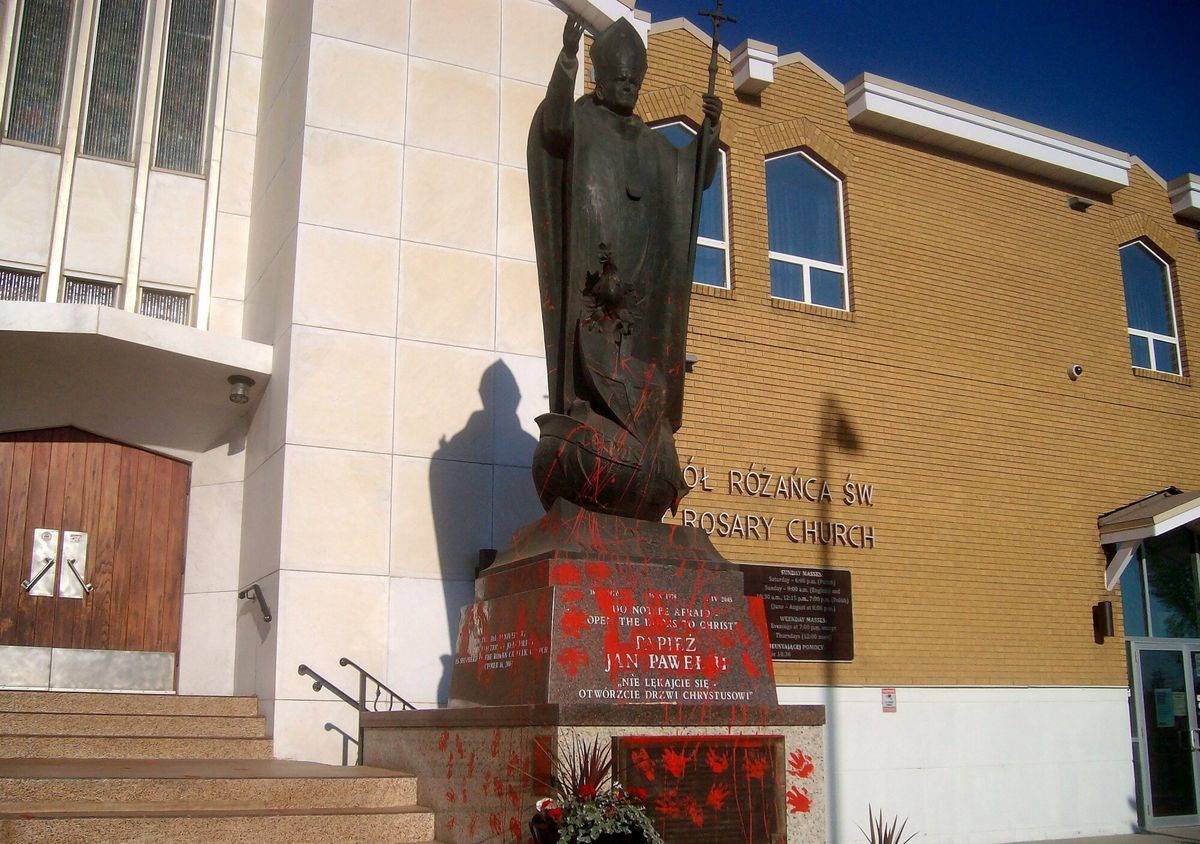 Podstawa posągu Jana Pawła II miała dziesiątki pomalowanych na czerwono odcisków dłoni(Fot: East News)(Fot: East News)