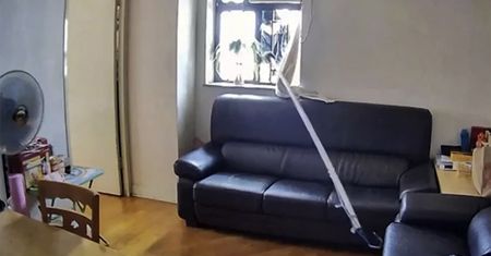 Ukradł torebkę, nie wchodząc do mieszkania na 10. piętrze. Jest nagranie