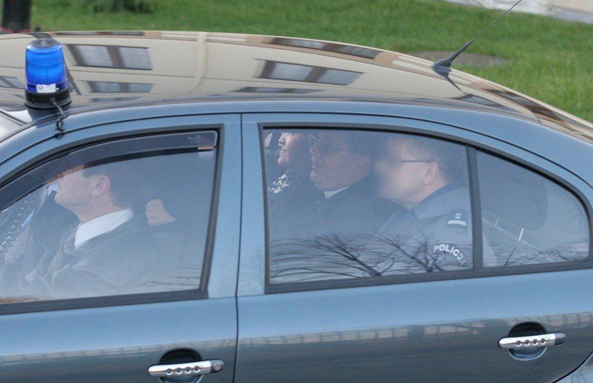 Janusz B. pseudonim &#34;Perełka&#34; był komendantem policji w Toruniu, Grudziądzu i Rypinie, a w Brodnicy kierował drogówką. Blisko rok temu oskarżony został o łapówkarstwo. Sąd Rejonowy w Brodnicy do dziś nie wyznaczył nawet terminu pierwszej rozprawy - nie wiadomo, kiedy proces ruszy. Torunianie pamiętają jego nietypowe hobby - po starówce jeździł welocypedem.