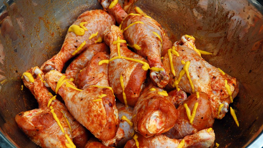 Surowe podudzie z kurczaka (mięso i skóra)