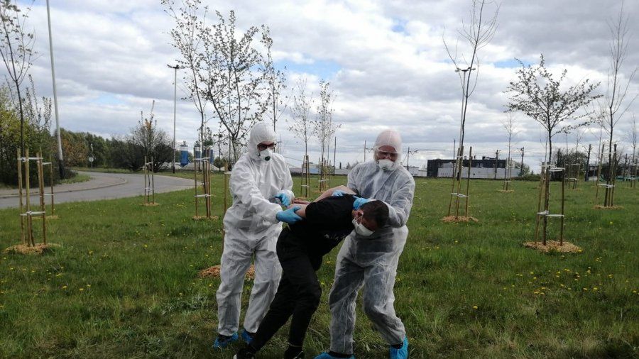 Próbował uciec policji, następnie przestraszyć stróżów prawa stwierdzeniem, że nie przeszedł wymaganej kwarantanny (fot. Policja)