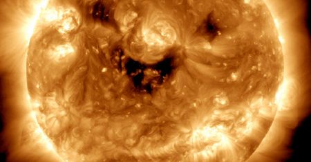 Wielki uśmiech na Słońcu. NASA wyjaśnia dziwne zjawisko