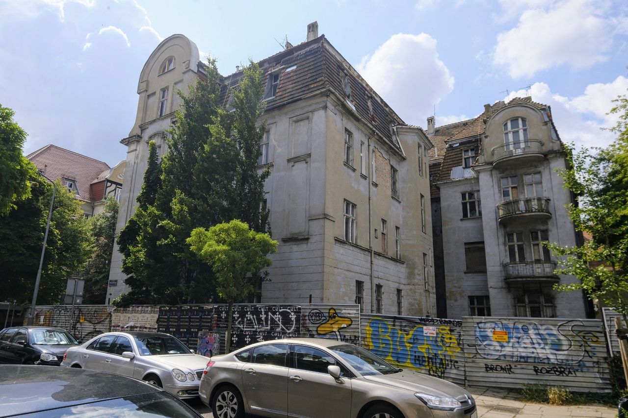Poznań: Dawniej była symbolem luksusu, dziś stopniowo popada w ruinę. Co dzieje się z kamienicą przy ul. Mickiewicza 29?