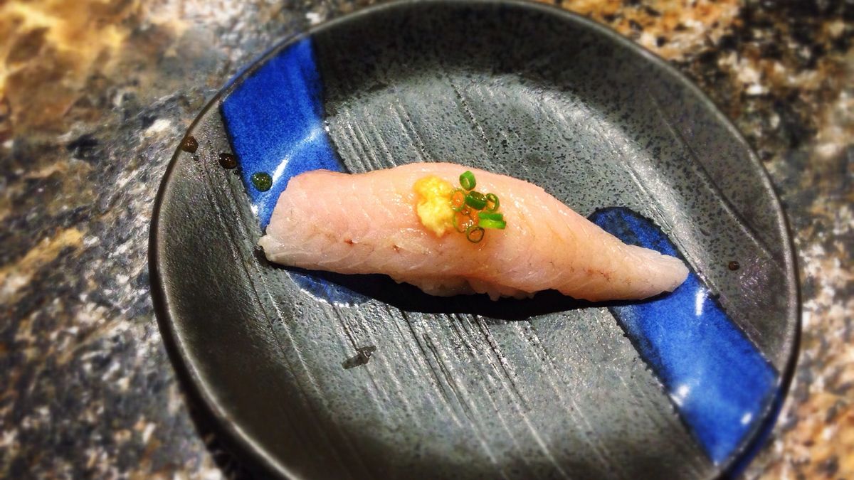 Surowa ryba trachinotus