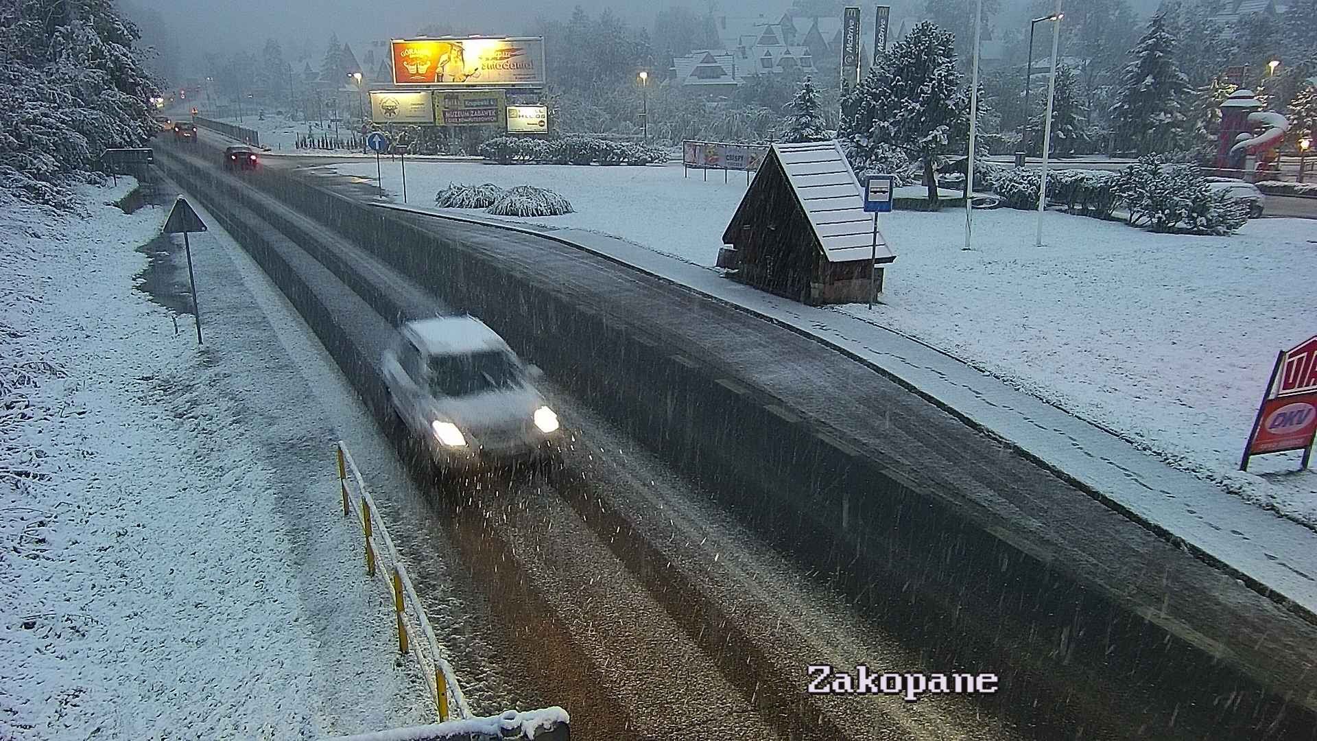 Sypnęło białym puchem. Zdjęcie z polskiego kurortu