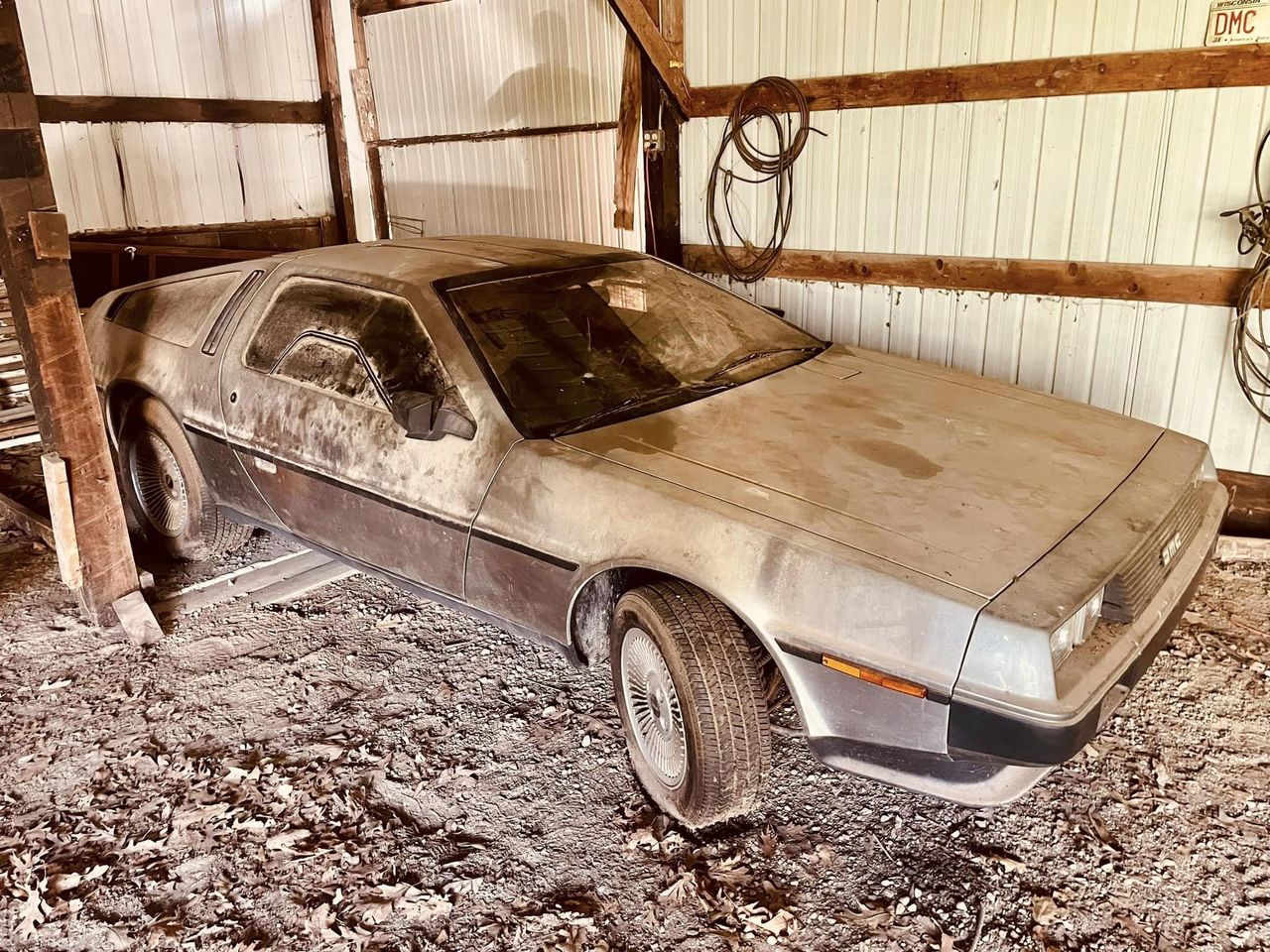 DeLorean ze znikomym przebiegiem spędził w stodole ponad 20 lat. Niebawem wróci na drogi