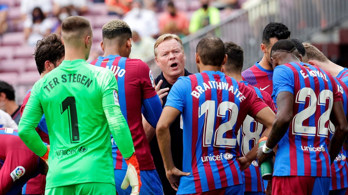 PAP/EPA / QUIQUE GARCIA / Na zdjęciu: Ronald Koeman i piłkarze FC Barcelona