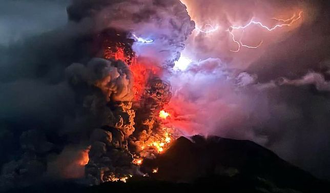 Erupcja wulkanu w Indonezji. Niezwykłe zdjęcia
