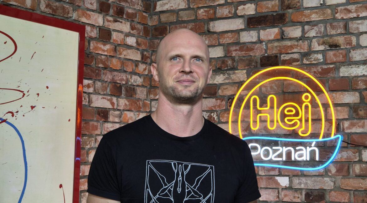 Handstand zdobywa Poznań. Hubert Rommel popularyzuje sztukę stania na rękach