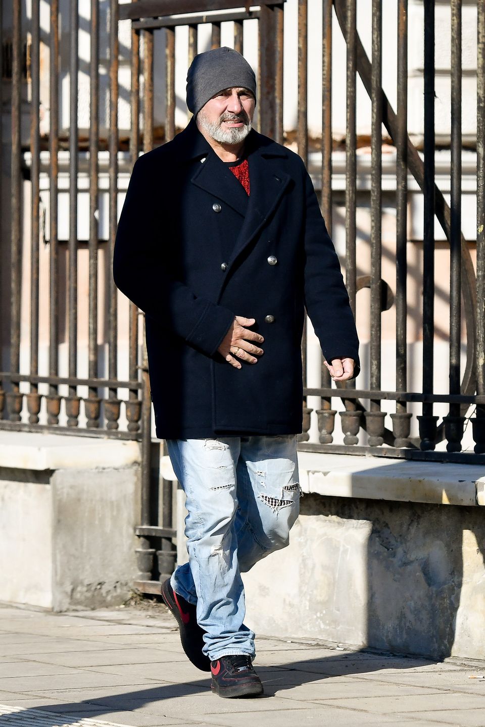 Jacek Kopczyński parkuje na zakazie