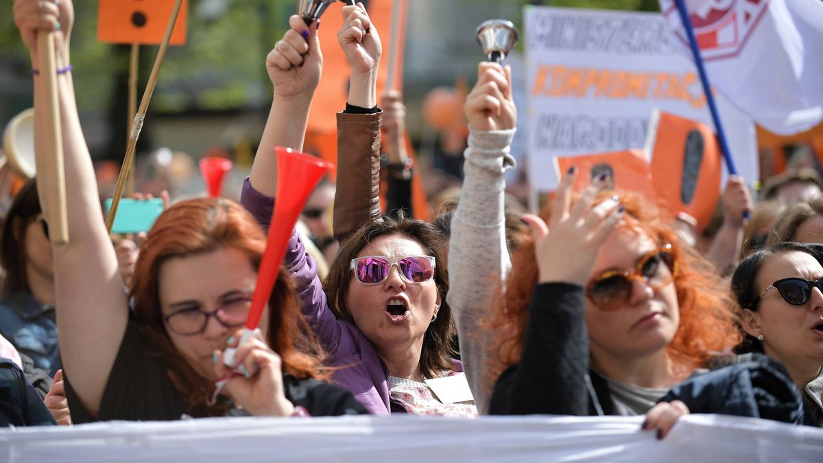 ManifestacjaMarcin Obaraakcja protestacyjna, dla szko�y, nauczyciele, nauczycieli, niskie, og�lnopolska, pikieta, p�ace, podwy�ka, podwy�ki, protest, strajk, wynagrodzenia, wynagrodzenie, wy�sze, ��danie podwy�ek