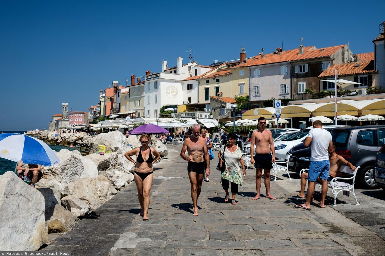 Piran, Słowenia, plażowicze na promenadzie