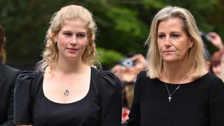 Lady Louise Windsor i członkowie rodziny królewskiej spacerują po Balmoral po nabożeństwie w intencji królowej Elżbiety II