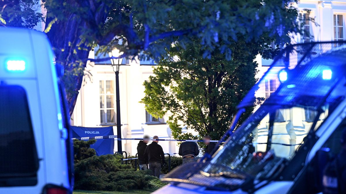 Warszawa, 07.05.2025. Działania służb na terenie Kampusu Głównego UW w Warszawie, 7 bm. Przed godziną 19 doszło do napaści z użyciem siekiery na pracownicę uczelni. Zaatakowana kobieta nie żyje, druga osoba została ranna. Policja zatrzymała napastnika. (amb) PAP/Radek Pietruszka ***Do tego materiału zdjęciowego dostępna jest również depesza w systemie CSI, pt.: Zabójstwo na UW; nie żyje portierka, ochroniarz w stanie krytycznym (krótka 2)***