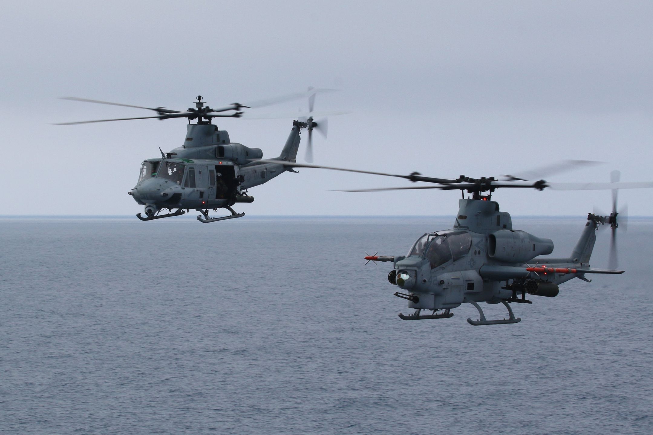Przelot śmigłowca UH-1Y Venom w parze z AH-1Z Viper.