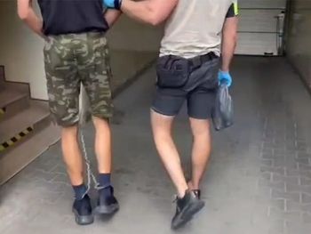 Po uderzeniu w głowę 92-latek upadł na nagrobek. Policja zatrzymała mężczyznę, który napadał ludzi na cmentarzach