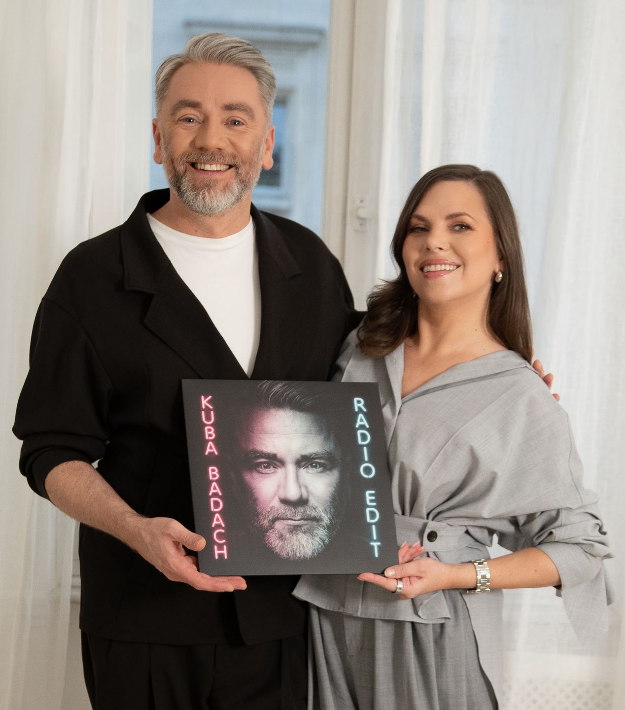 Kuba Badach i Aleksandra Kwaśniewska z płytą "Radio Edit"