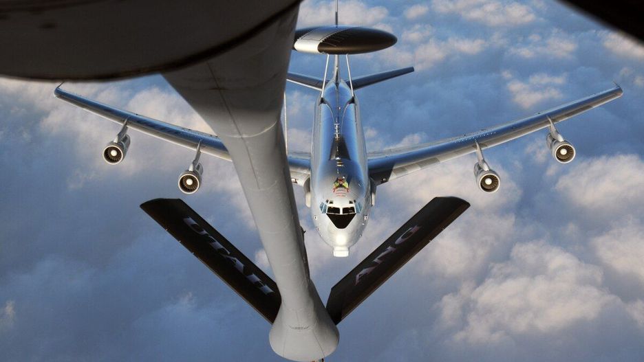 E-3 Sentry podchodzący do tankowania w powietrzu, zdjęcie ilustracyjne