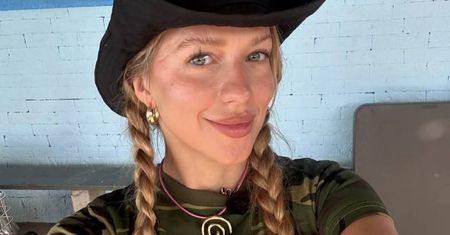 Jessica Mercedes wygina się na stole w przezroczystej bieliźnie. Internauci doceniają zamysł: "ALE DAŁA DO PIECA"