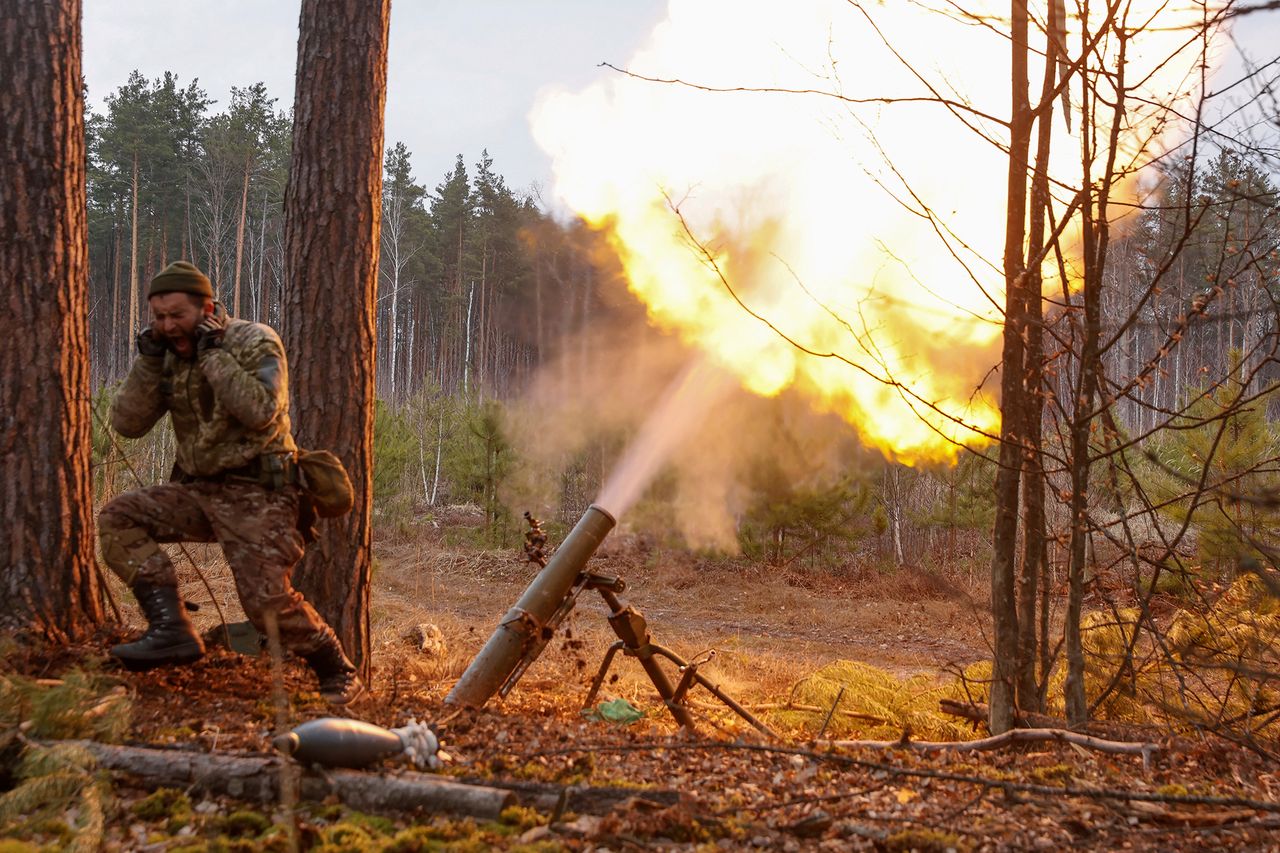 Ukraiński żołnierz wystrzeliwuje pocisk z moździerza.