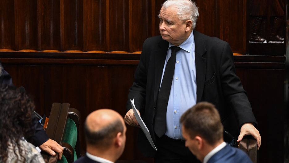 Warszawa, 21.11.2023. Prezes PiS Jarosław Kaczyński (C) na sali obrad Sejmu w Warszawie, 21 bm. Posłowie wybiorą składy sejmowych komisji m.in. do spraw Unii Europejskiej, etyki oraz do spraw służb specjalnych oraz członków Trybunału Stanu. (ad) PAP/Piotr Nowak