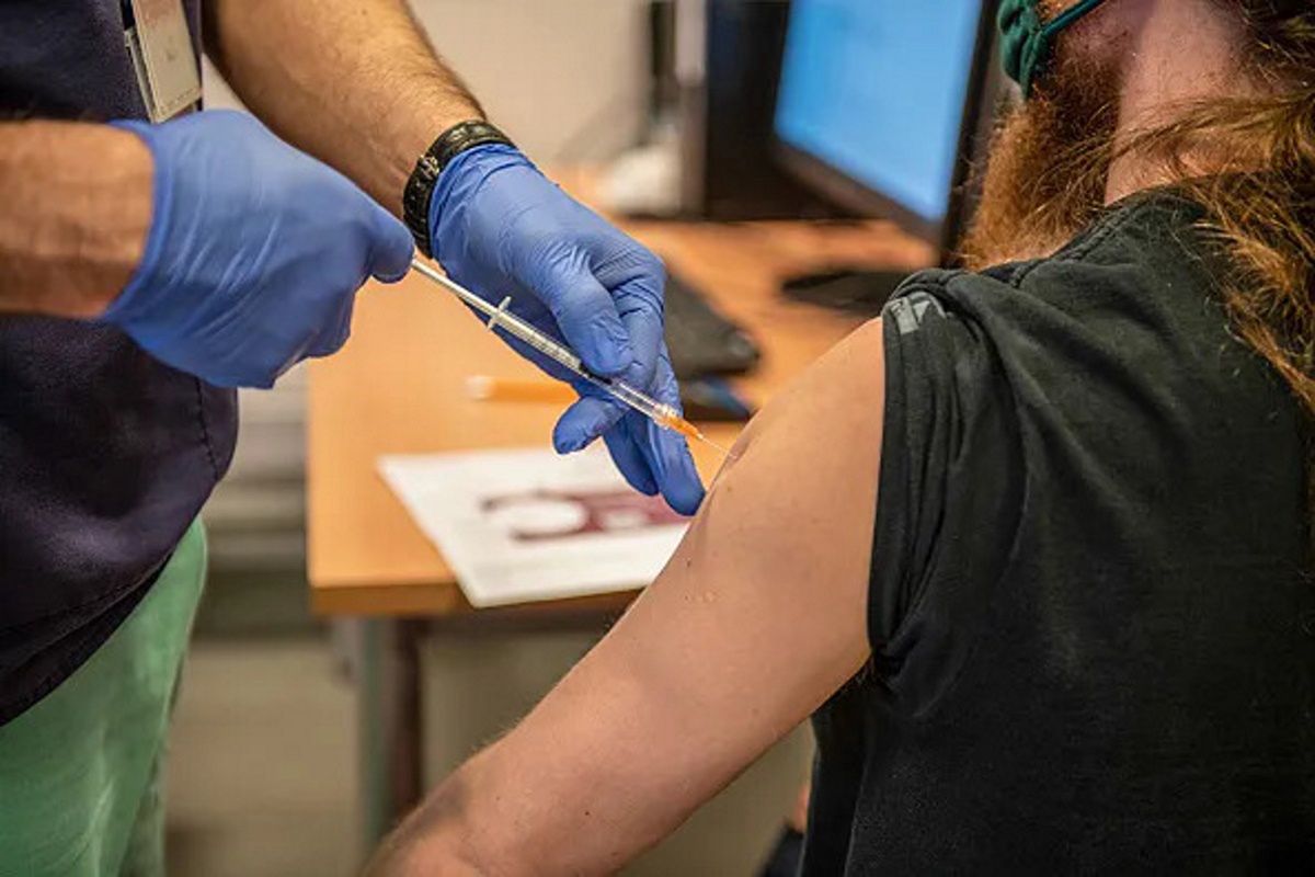 Koronawirus. Rząd wstrzymuje zapisy na szczepienia dla 40-latków