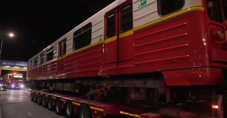 Z Warszawy do Kijowa wyruszyły wycofane z eksploatacji poradzieckie wagony metra warte około 40 milionów złotych