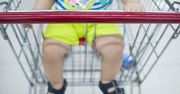 Dzieci w sklepowych wózkach. Czy to bezpieczne i higieniczne?