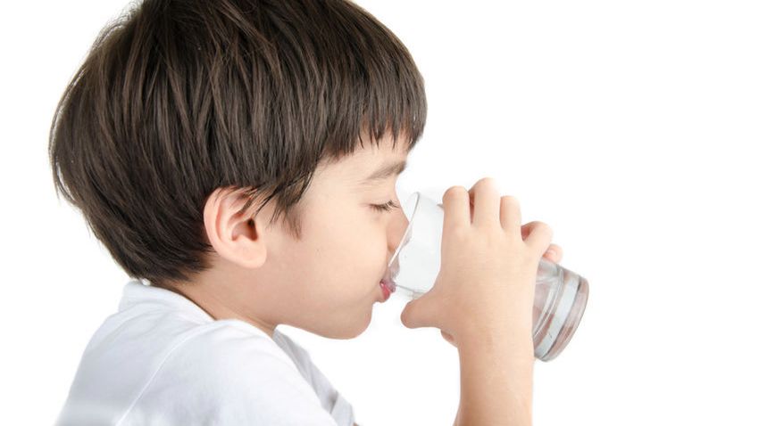 Zachłyśnięcie wodą czy mlekiem u dziecka, zwłaszcza noworodka czy niemowlaka, zdarza się dość często. I zawsze budzi niepokój rodziców. Wielu opiekunów nie wie, co w takiej sytuacji zrobić.