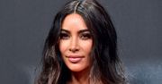 Kim Kardashian hasa po plaży w bikini. Fani skandują: "BOGINI"