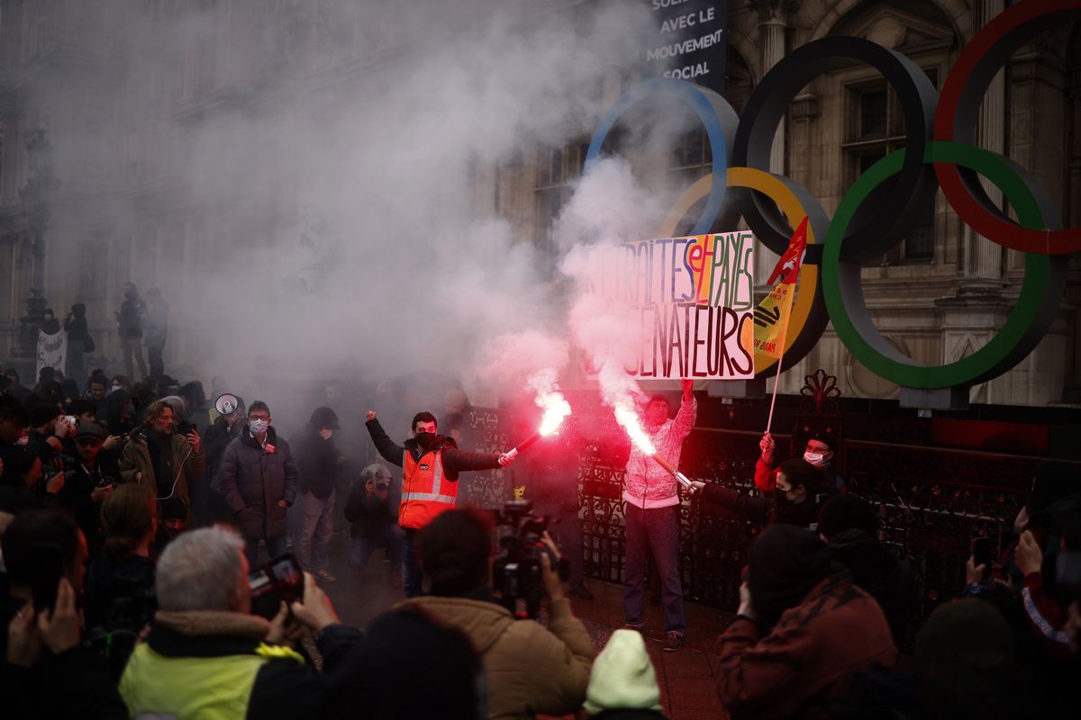 Protest przed paryskim ratuszem